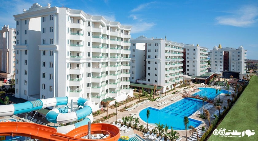 نمای استخر روباز و هتل